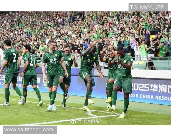 北京国安迎战天津权健争夺中超联赛关键三分的激烈对决